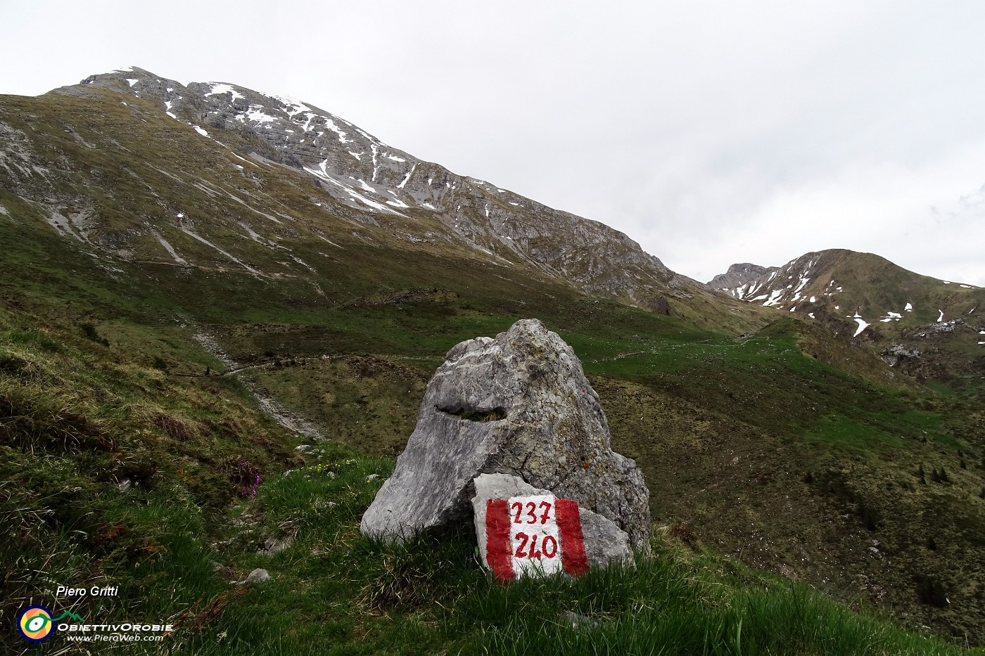 97 Uno sguardo indietro all'Arera e a Cima degli Agnelli.JPG -                                